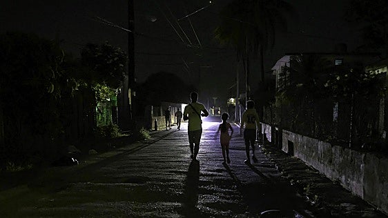Cuba sufre su tercer apagón total en ocho días por la falta de petróleo