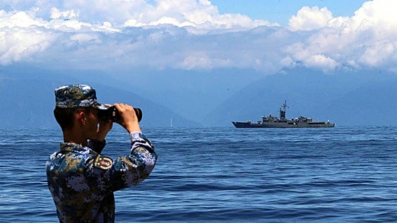 Japón denuncia maniobras militares chinas en sus aguas y el país le acusa de «exagerar» para rearmarse
