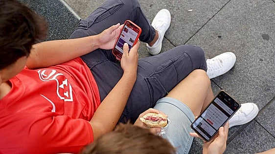 Francia aprueba la prohibición de las redes sociales para menores de 15 años