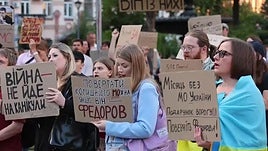 Los ucranianos vuelven a las calles de Kiev para protestar contra la destitución del ministro de Defensa