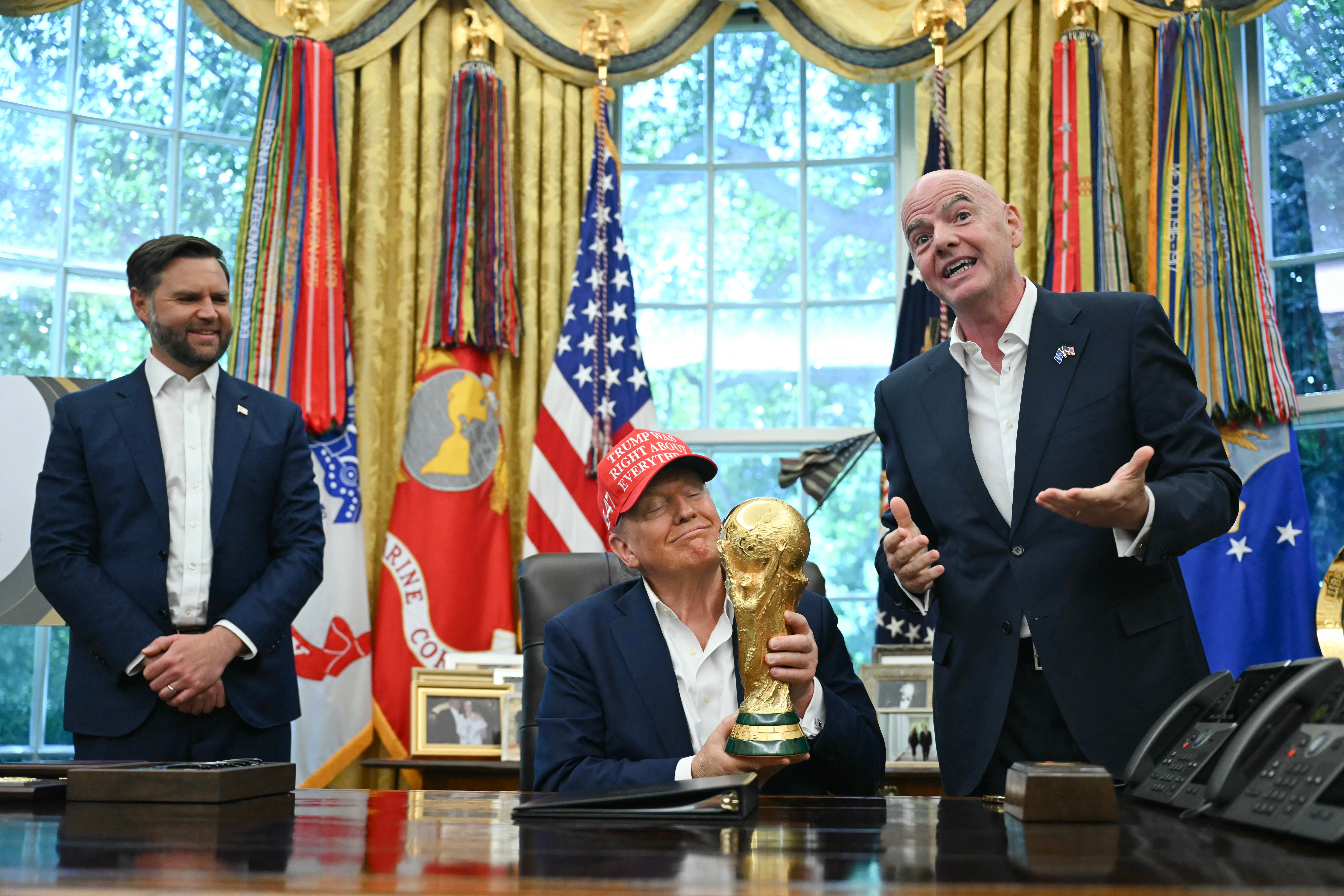 El presidente de Estados Unidos, Donald Trump, el vicepresidente JD Vance y el mandatario de la FIFA, Gianni Infantino en el Despacho Oval