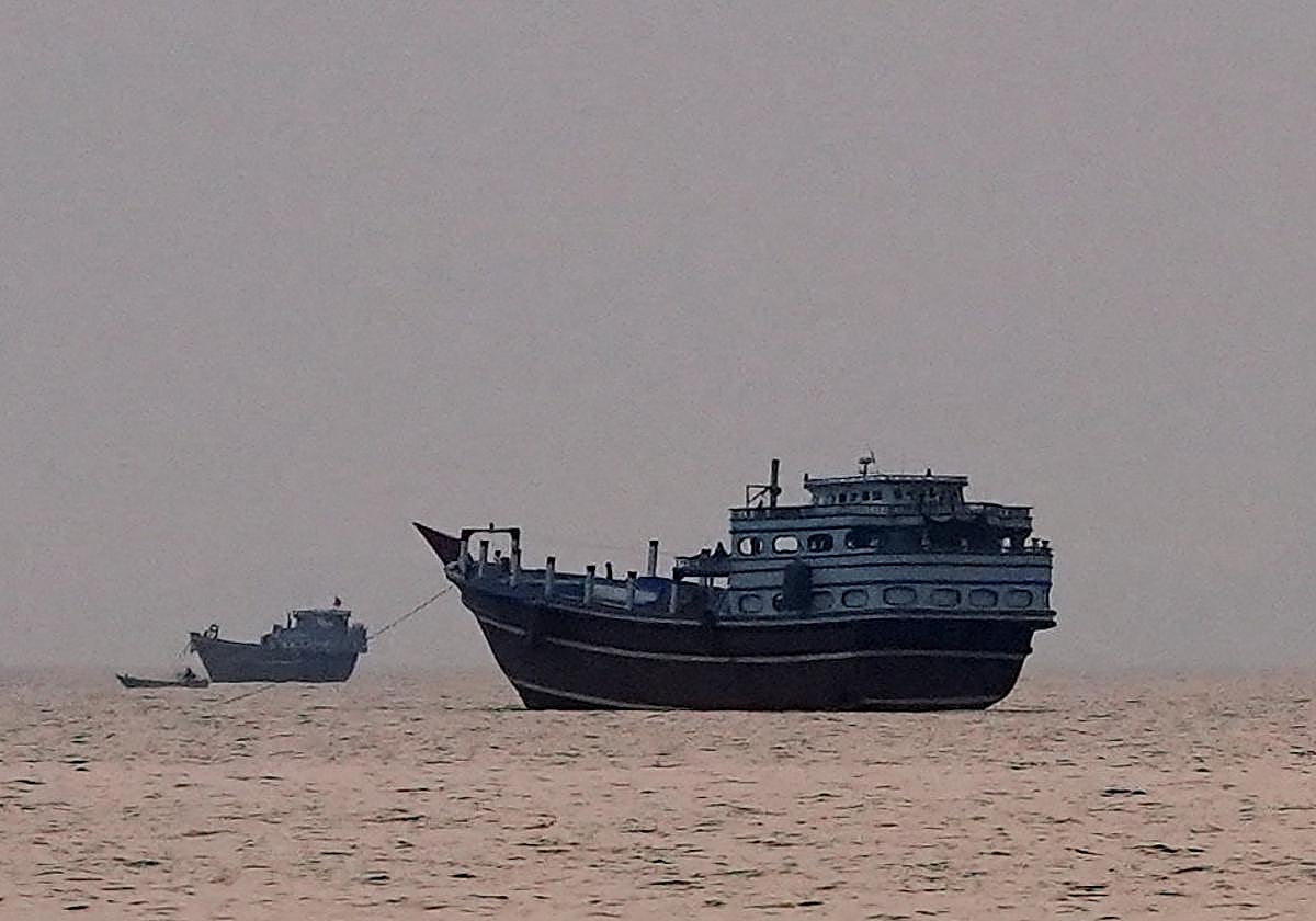 Los hutíes de Yemen atacan dos buques de Arabia Saudí en Ormuz e intensifican el conflicto en Oriente Próximo