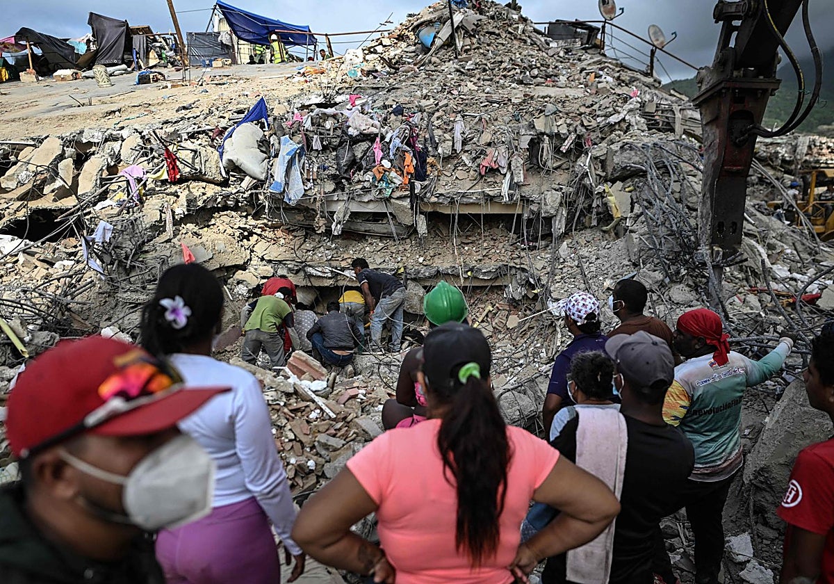 Los venezolanos siguen buscando a sus desaparecidos un mes después del terremoto