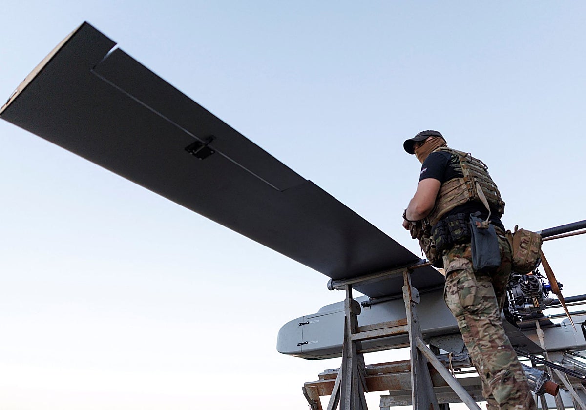 Un soldado ucraniano prepara un dron de ataque de largo alcance FP-1 para lanzarlo en una misión de combate.