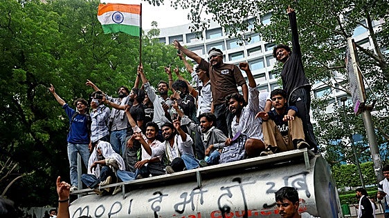 Las 'cucarachas' de la India anuncian el fin de las protestas tras la dimisión del ministro de Educación