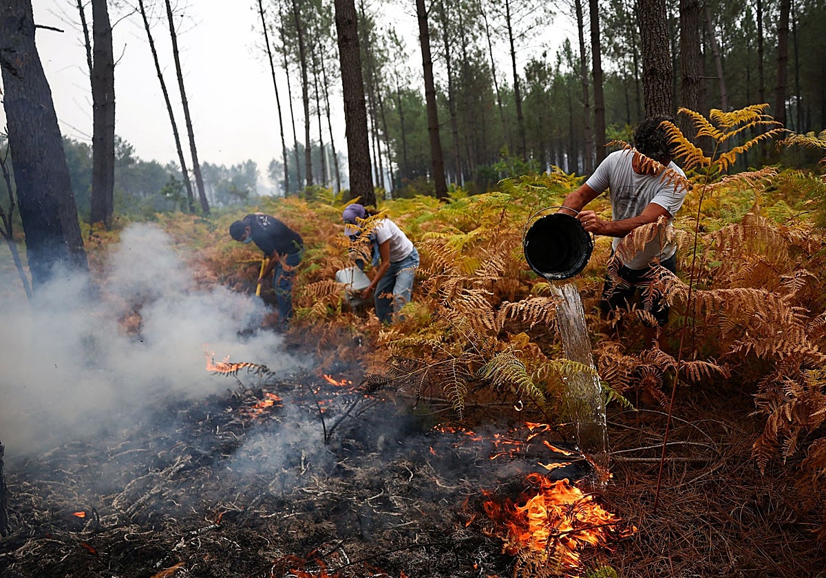 Casi 200.000 franceses desalojados por el fuego que ya ha arrasado 98.000 hectáreas este año