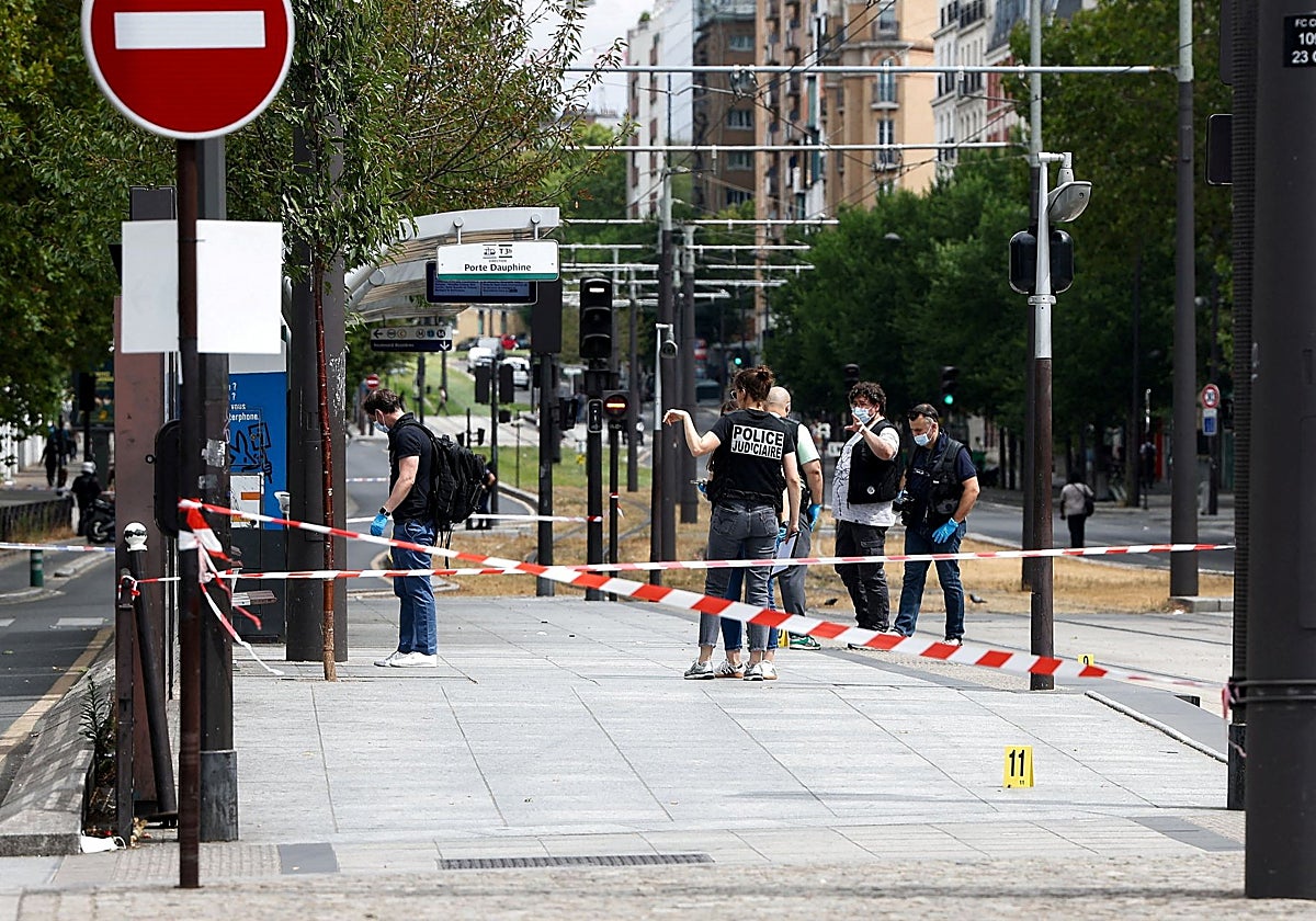 La Policía detiene a un hombre tras herir a tres mujeres con dos cuchillos en París