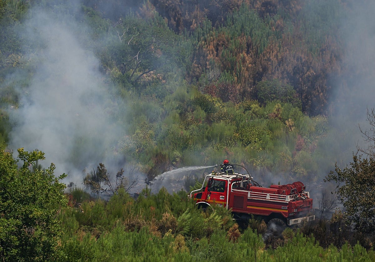 Los bomberos frenan el macroincendio pese al aumento de las temperaturas en el suroeste de Francia