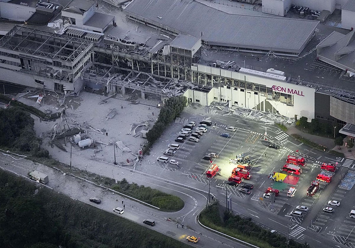 Numerosas personas atrapadas en un centro comercial colapsado tras el terremoto de Japón