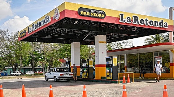 Cuba abre gasolineras, farmacias y geriátricos al sector privado