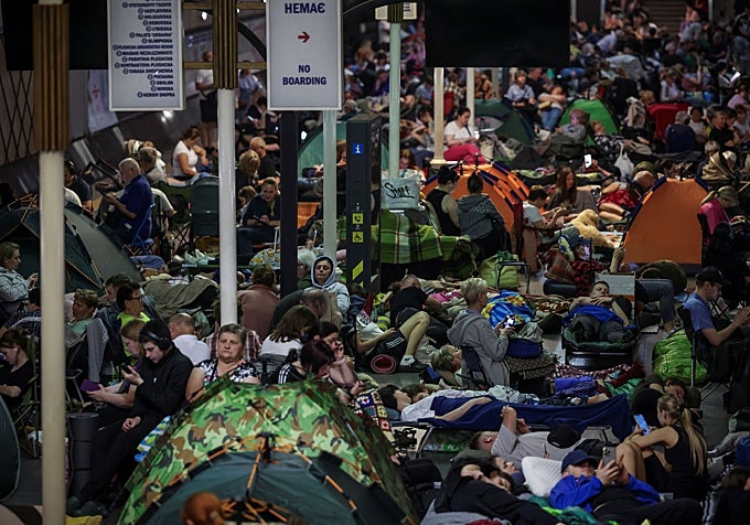 Los ucranianos recurren al metro como refugio frente a los ataques aéreos rusos.