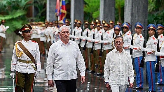 Petro se despide de la presidencia de Colombia con un peregrinaje a una Cuba en ruinas