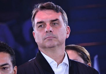 La campaña de Flavio Bolsonaro sigue de bache en bache a dos meses de las elecciones en Brasil