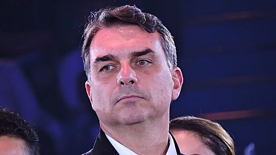 La campaña de Flavio Bolsonaro sigue de bache en bache a dos meses de las elecciones en Brasil