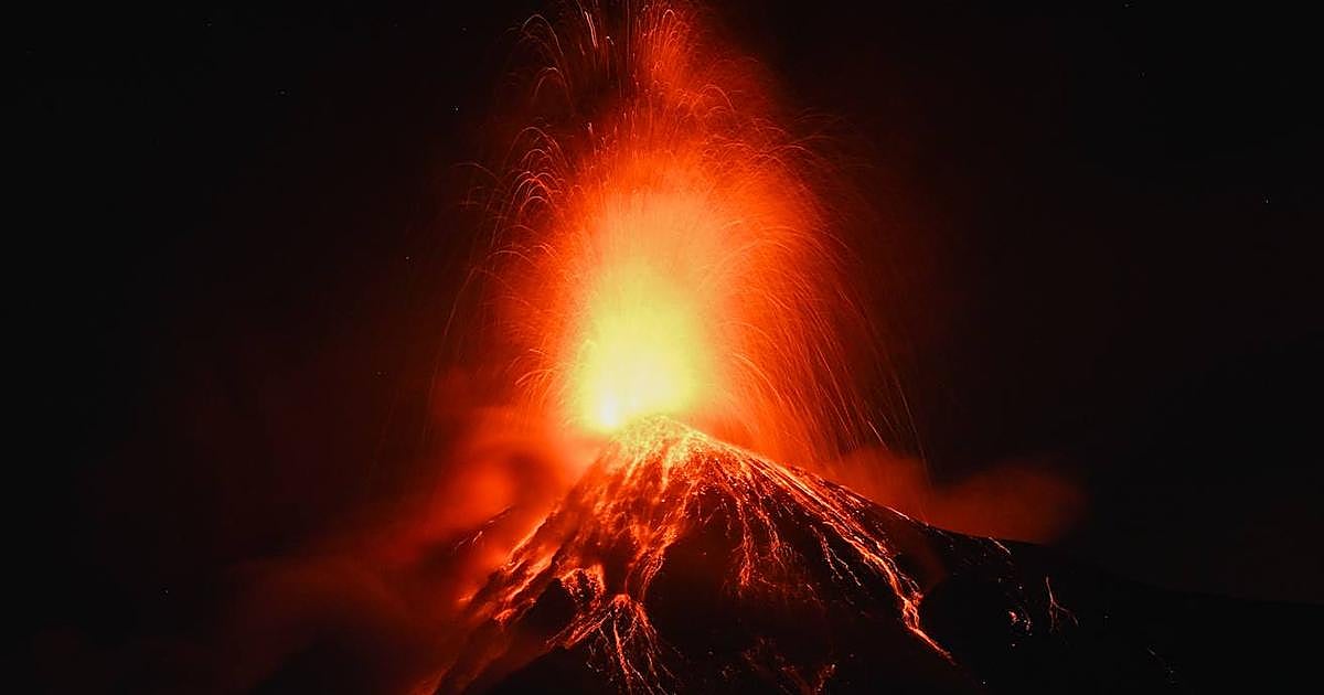 Evacúan a dos aldeas por una potente erupción del volcán de Fuego en Guatemala