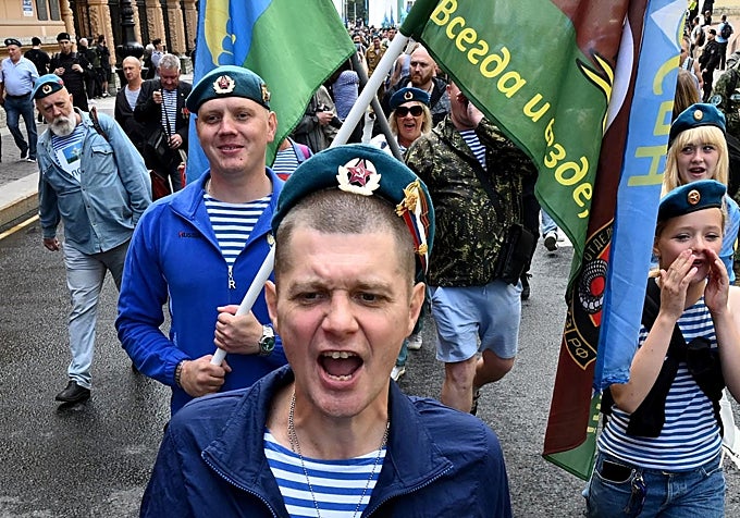 Desfile de paracaidistas veteranos en San Petersburgo en apoyo a la guerra.