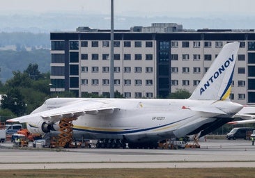 Un avión choca con un objeto no identificado en Alemania y el aeropuerto de Leipzig desactiva un dron explosivo