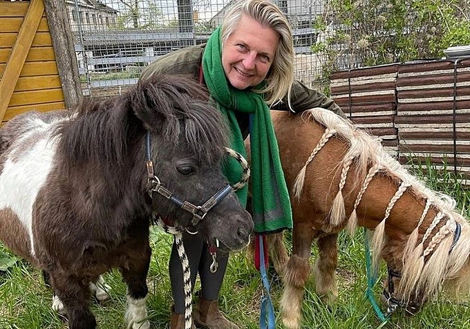 Karin Kneissl, con sus ponis tras mudarse a Rusia