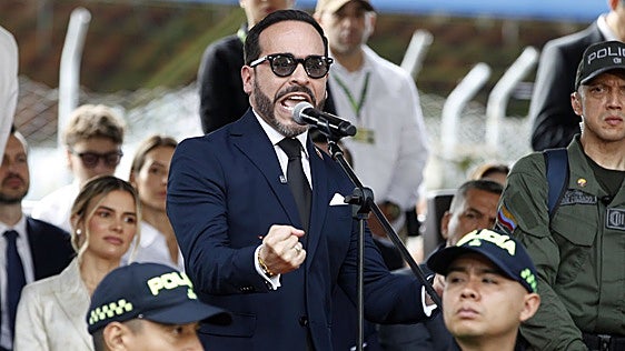 De la Espriella asume el mando en Colombia con el reto de la crisis económica y de seguridad que deja Petro