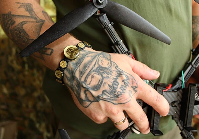La mano de Skiba sujetando un dron