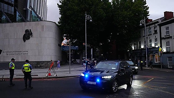 Detienen a Daniel Kinahan, presunto capo de la mafia irlandesa, tras ser extraditado a Dublín