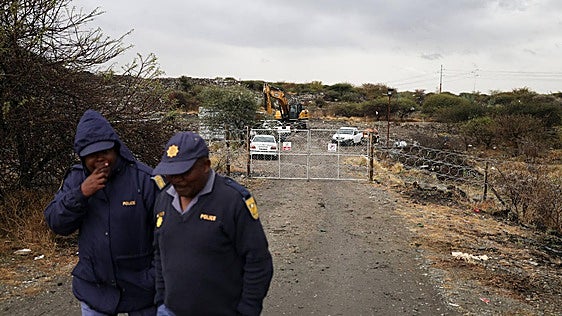 Al menos 14 mineros muertos y varios heridos tras derrumbarse una mina ilegal de Sudáfrica