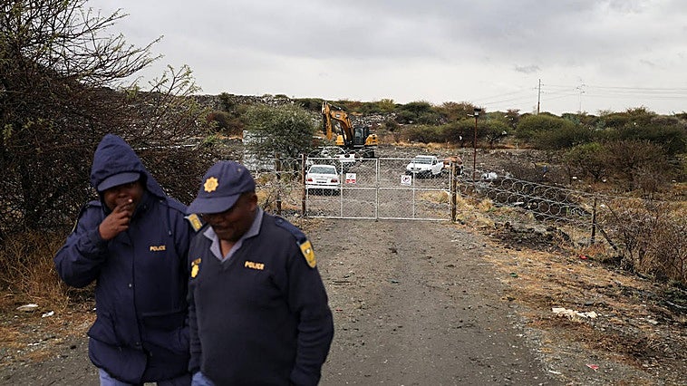 Al menos 14 mineros muertos y varios heridos tras derrumbarse una mina ilegal de Sudáfrica