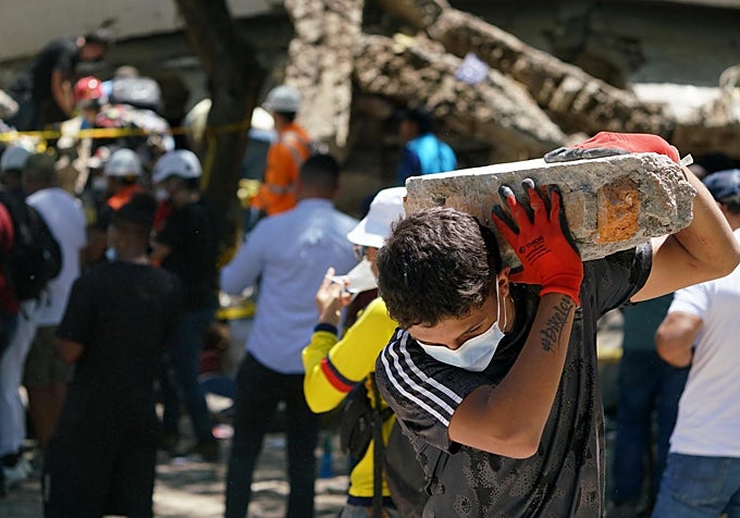 Un voluntario retira escombros en Cali