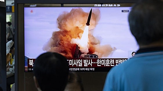 Corea del Norte lanza un misil balístico hacia el mar de Japón