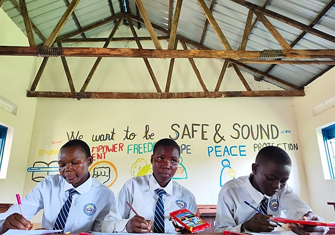 Un grupo de niñas estudiando en una de las escuelas promovidas por la ONG