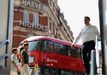 Más de 1.500 conductores de autobús llevan el calor de Londres a la huelga: «En la cabina se superan los 40 grados»