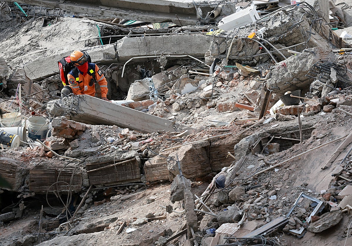 Un rescatista trabaja entre los escombros del edificio Vanessa tras el terremoto ocurrido en Cali, Colombia