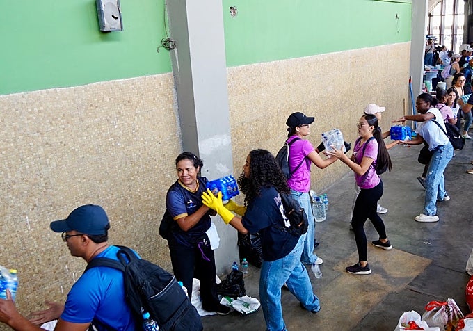 La sociedad civil colombiana se ha volcado en ayudar a los afectados por el terremoto