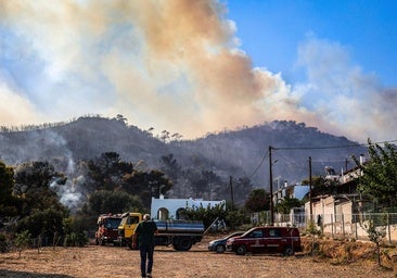 Al menos dos muertos y nueve heridos en un incendio declarado en la isla griega de Salamina
