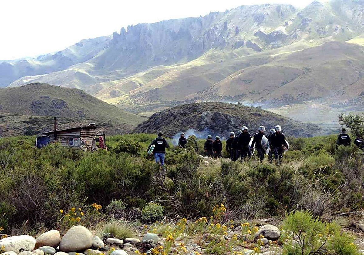 Policías intentan desalojar una comunidad mapuche que reclama tierras ancestrales