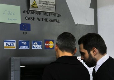 Los rusos retiran su dinero del banco por miedo a que el Kremlin lo confisque para financiar la guerra