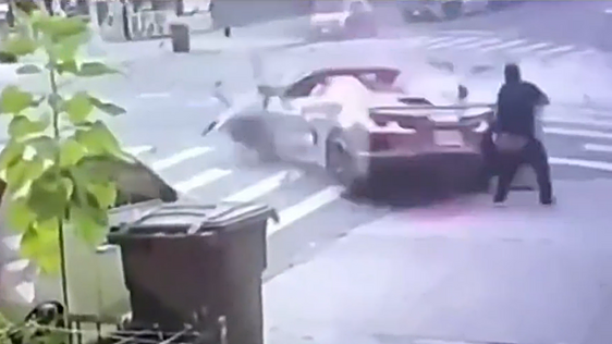 Un violento accidente de tráfico entre coches de alta gama en Nueva York envía a tres personas al hospital