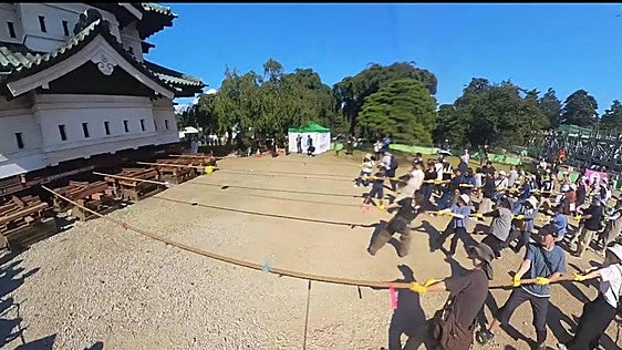 Casi 2.000 voluntarios arrastran un castillo de 360 toneladas con cuerdas y raíles en Japón