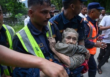 Una riada arrasa el hogar del Himalaya: búsqueda contra reloj de los desaparecidos entre el lodo