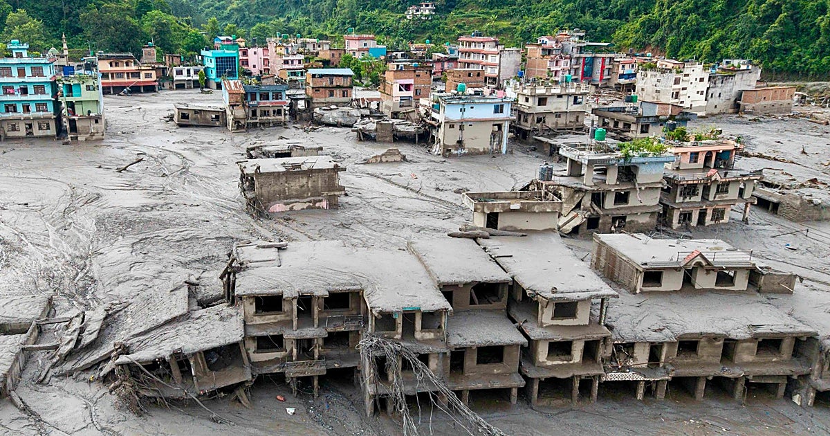 Más de 2.000 militares luchan por encontrar vida bajo el lodo de un desastre inesperado en Nepal