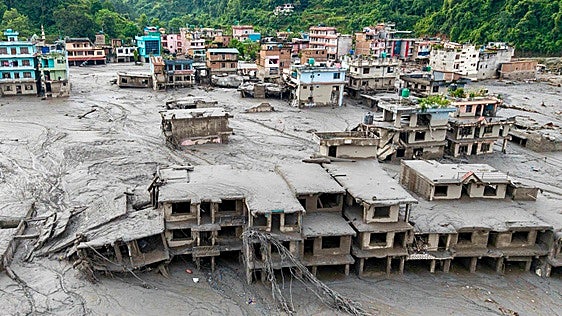 Más de 2.000 militares luchan por encontrar vida bajo el lodo de un desastre inesperado en Nepal