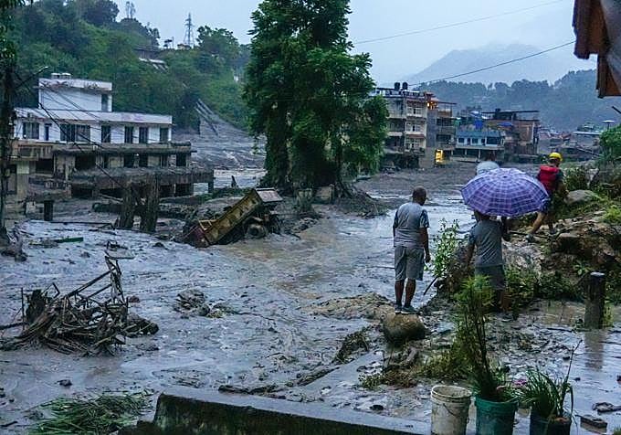 Casas arrasadas por la riada en Nepal.