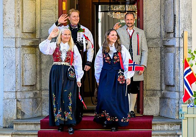 Los nuevos Reyes, la Princesa Heredera Ingrid Alexandra y el Príncipe Sverre Magnus, en mayo de 2025.