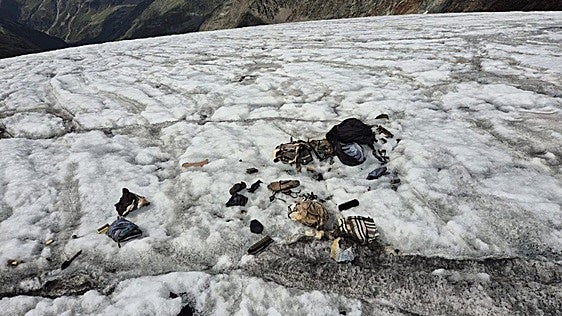 Un alpinista recupera su equipo perdido tras caer en la grieta de un glaciar hace 63 años