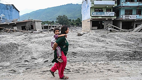 La riada del Himalaya deja 93.000 afectados y comunidades enteras aisladas entre las montañas