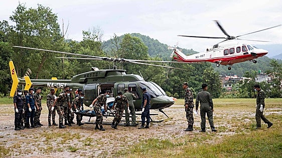 Rescate de supervivientes contra el reloj en Nepal: 100 trabajadores continúan atrapados en un túnel hidroeléctrico
