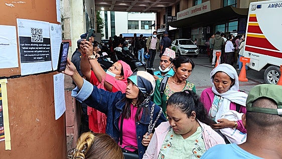 «No queda nada, solo barro»: la desesperada búsqueda de los familiares de los desaparecidos en Nepal