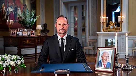 Haakon VII durante su primer discurso como Rey de Noruega