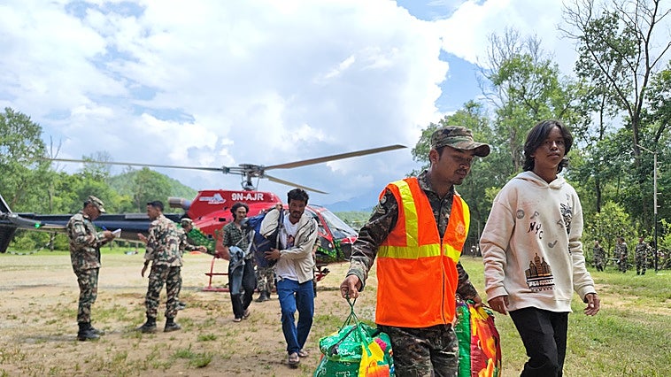Militares guían a damnificados por las inundaciones de Nepal y el Tíbet