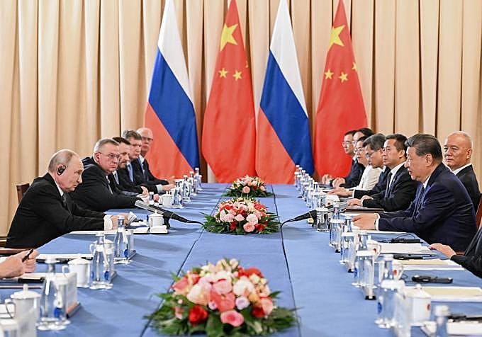 Miembros de las delegaciones china y rusa, reunidos en Kirguistán.